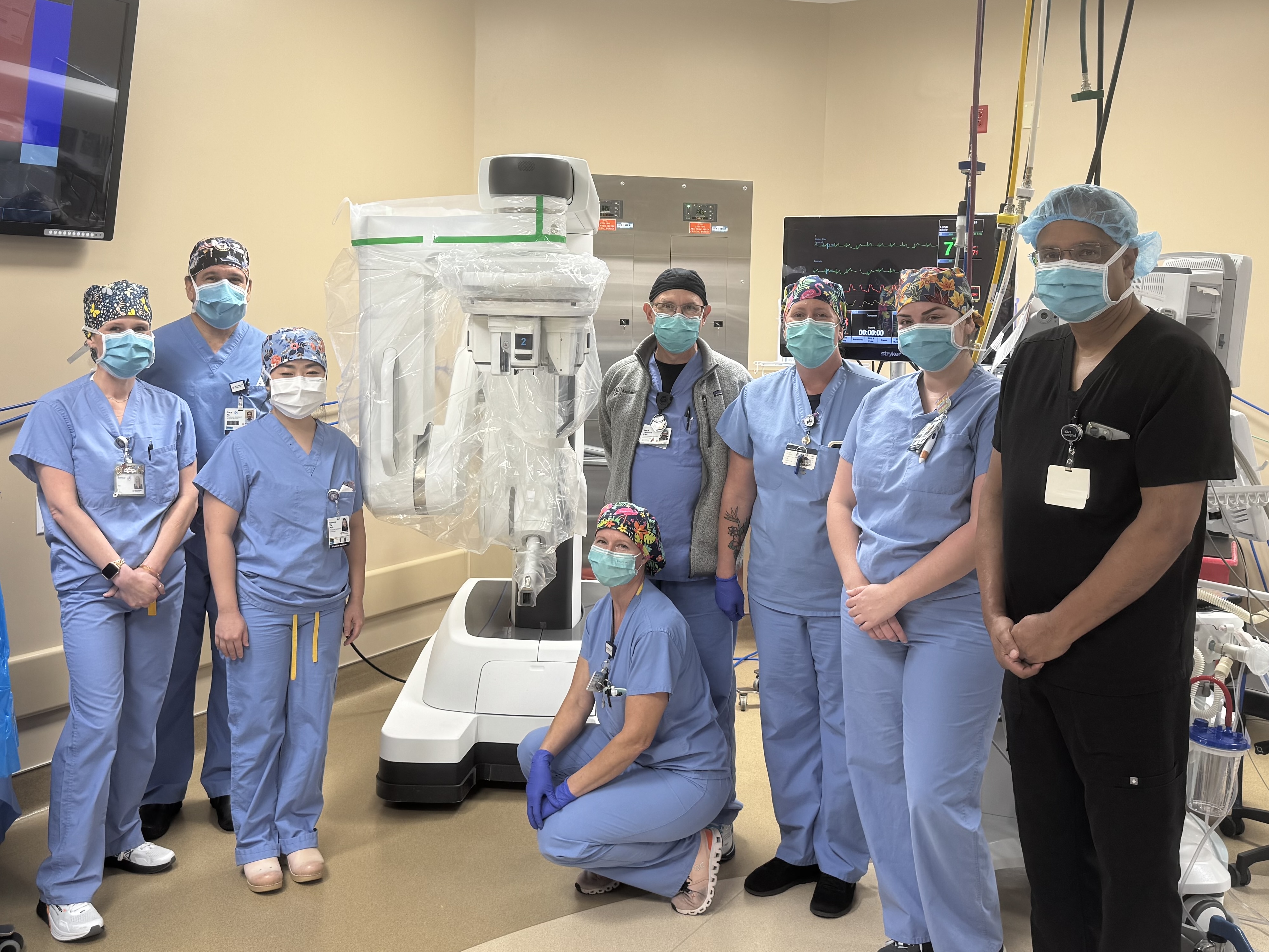 The single-port robotic thoracic surgery team pose for a photo.