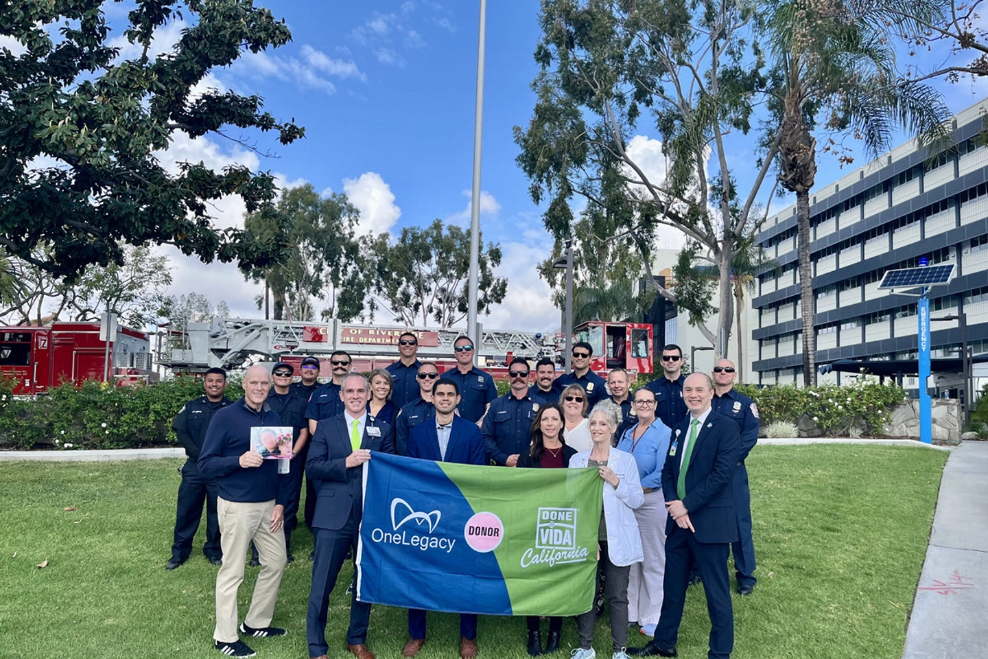Riverside Community Hospital, Once Legacy, and the EMS fire department team holding the One Legacy / Donate Life flag.