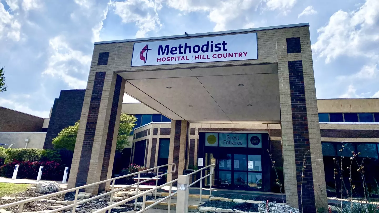 The front entrance of Methodist Hospital Hill Country.