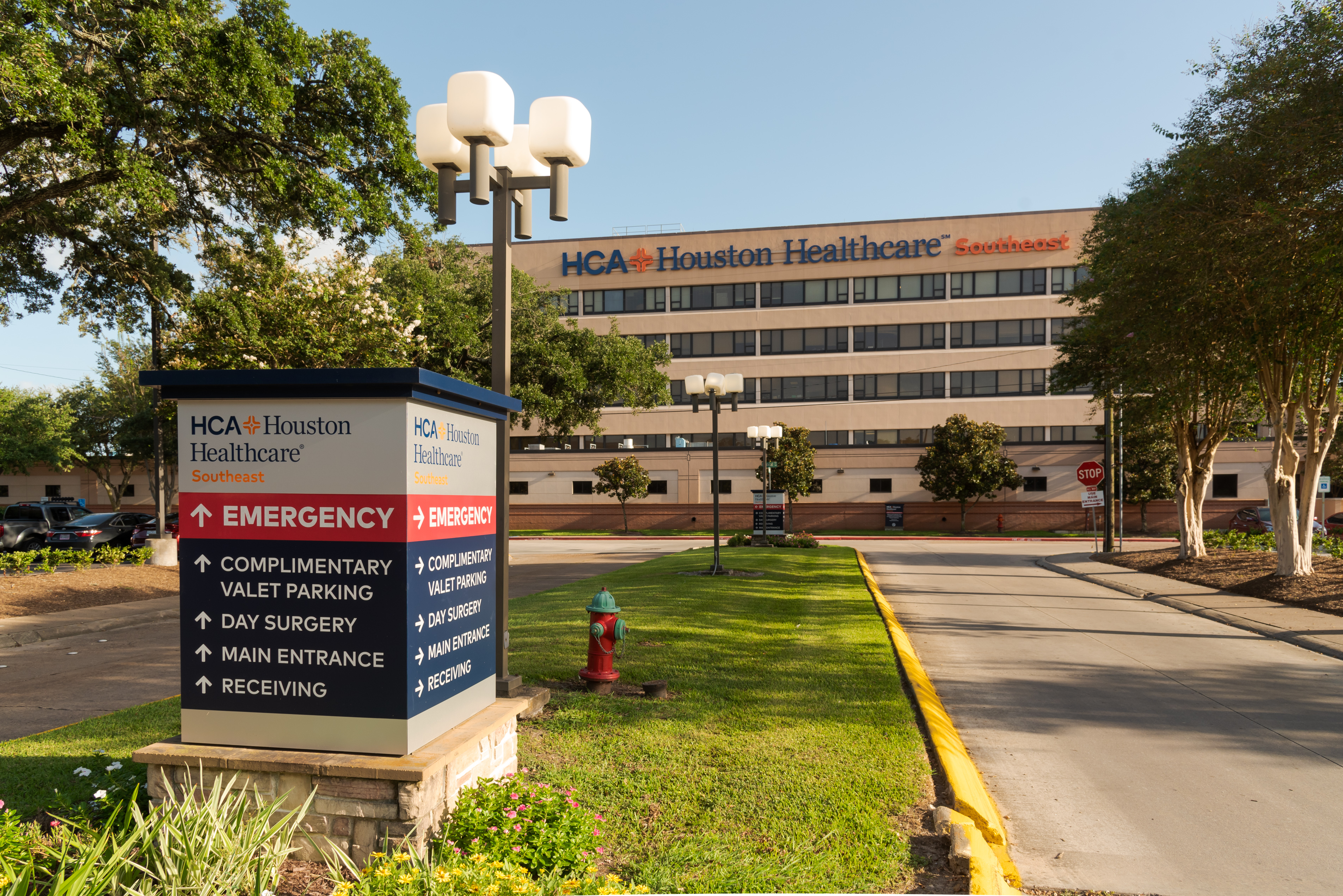 Exterior of HCA Houston Southeast emergency entrance.