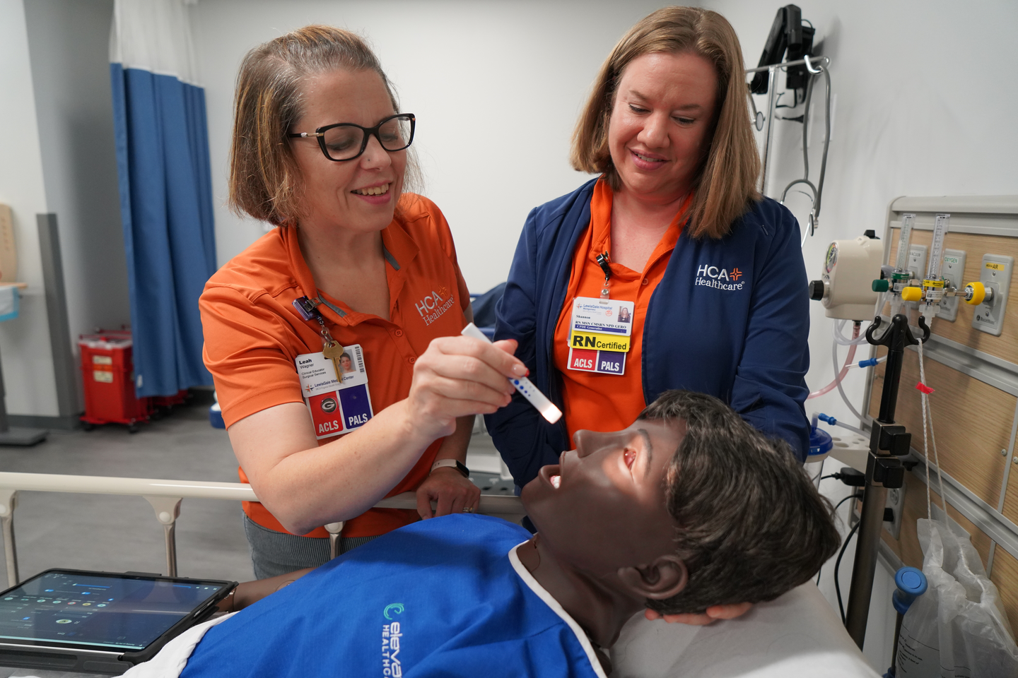 HCA Healthcare colleagues demonstrate clinical procedures on a medium-fidelity manikin.