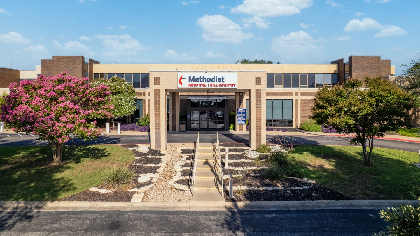 The front entrance of Methodist Hospital Hill Country.