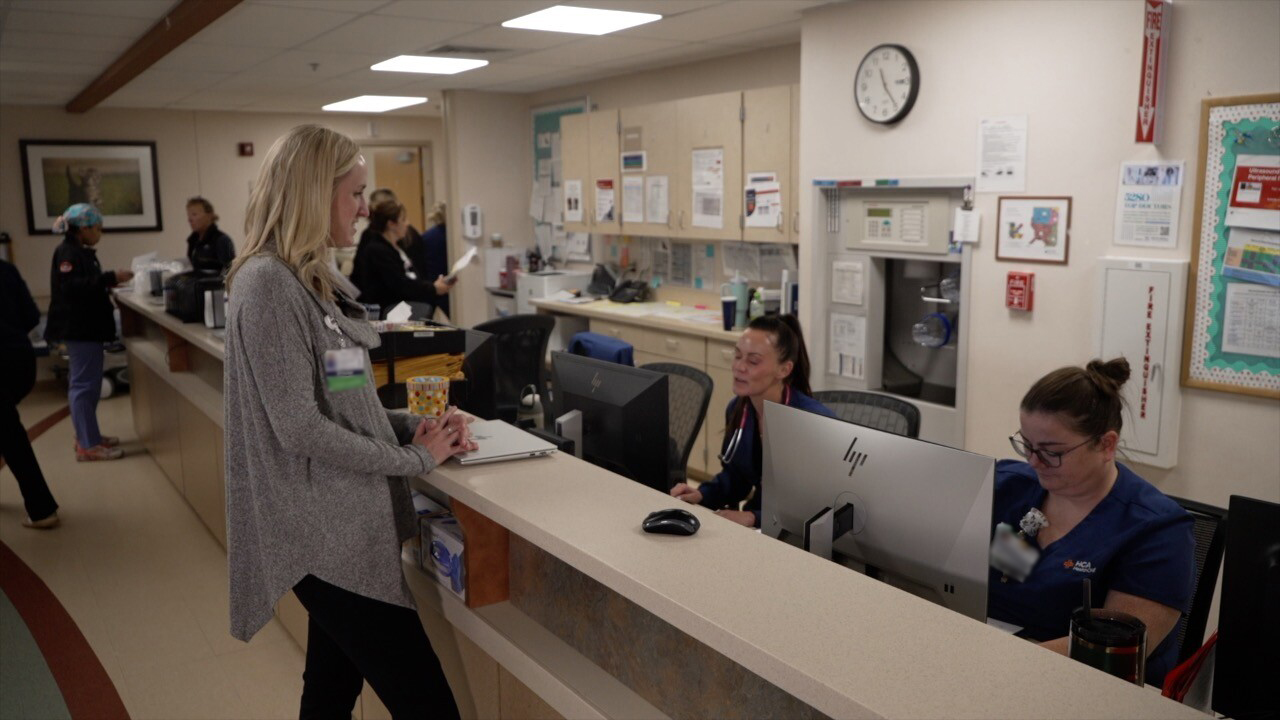 Lindsay Mallon visits with nurses in the OR at HCA HealthONE Sky Ridge.