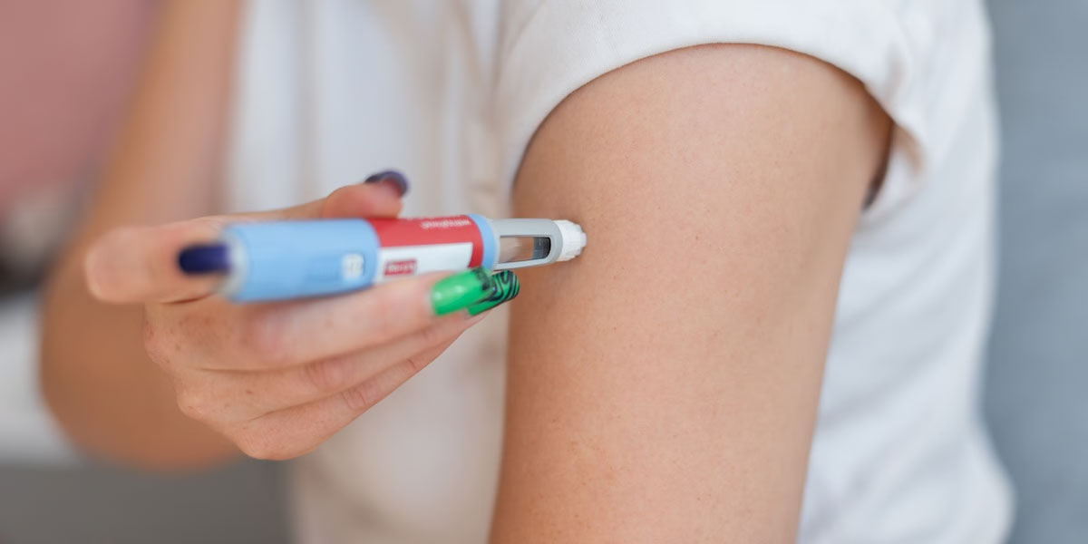 A person using GLP-1 needle