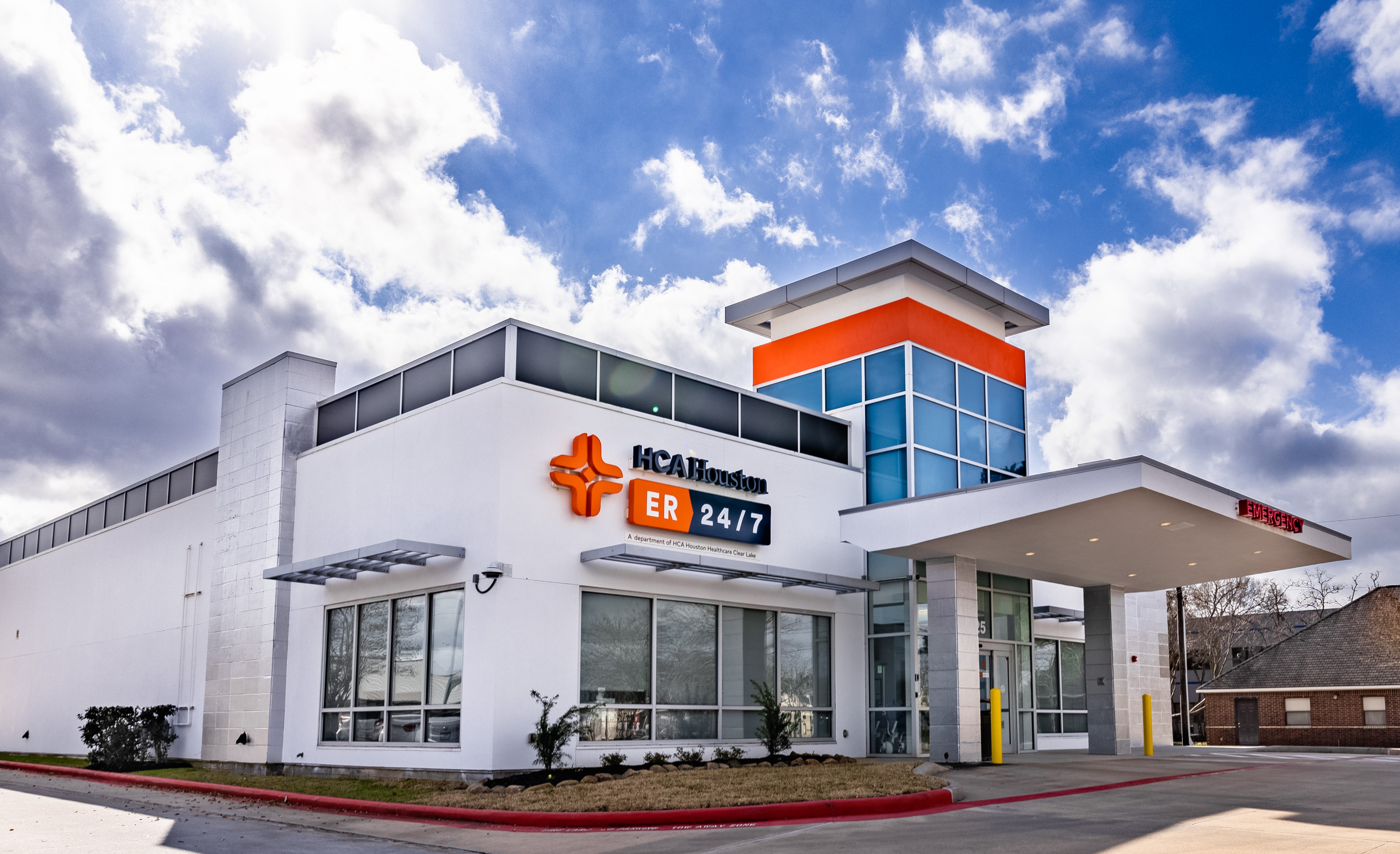 HCA Houston ER 24/7 Friendswood exterior daytime facade