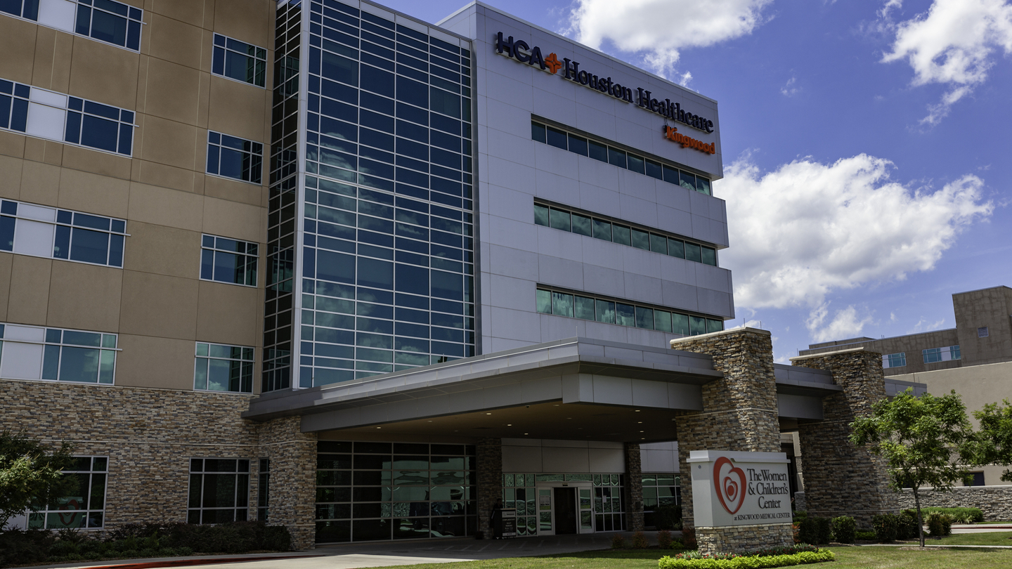 Exterior view of the front entrance of HCA Houston Healthcare Kingwood