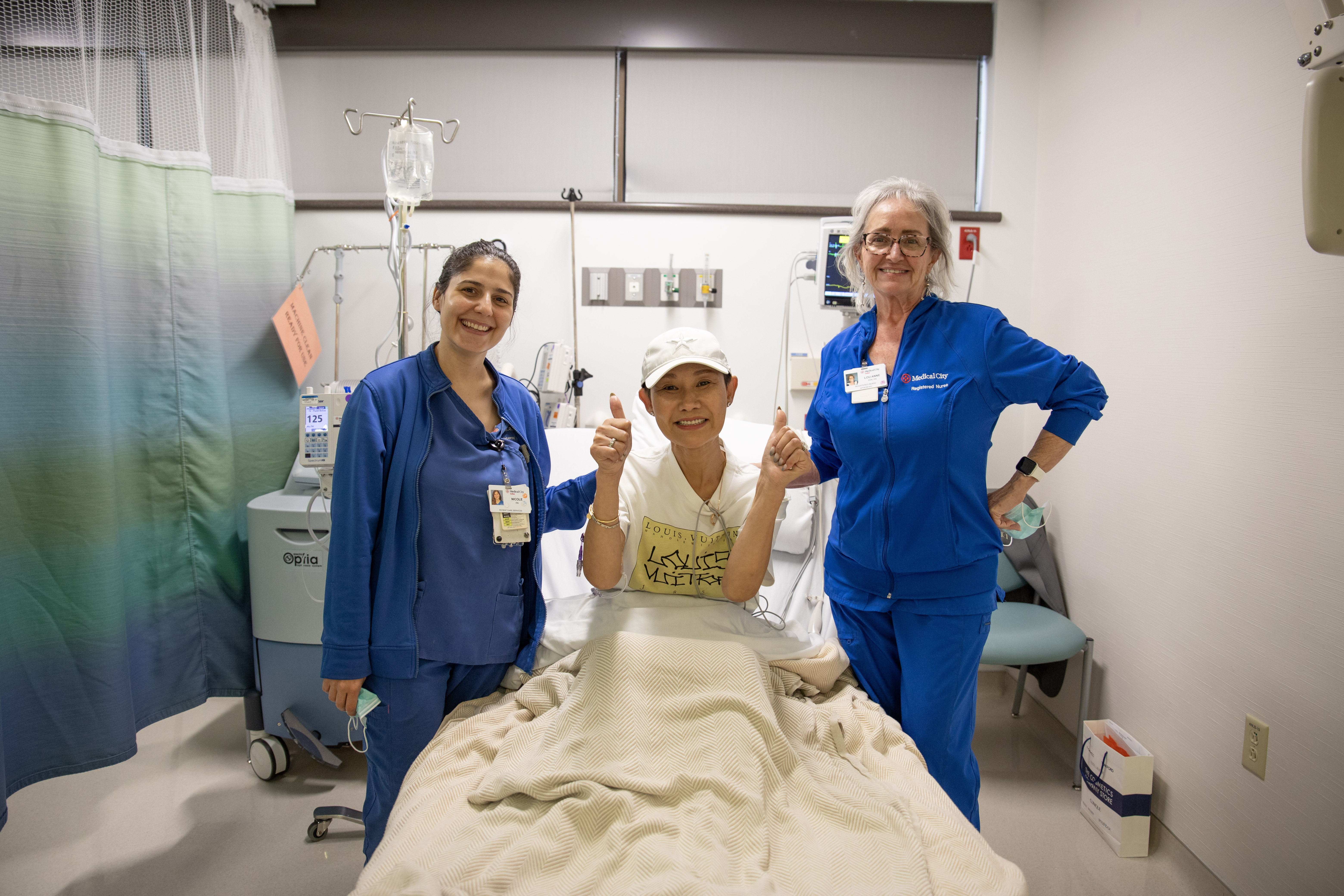 patient Bo Li smiling with Medical City Dallas nurses