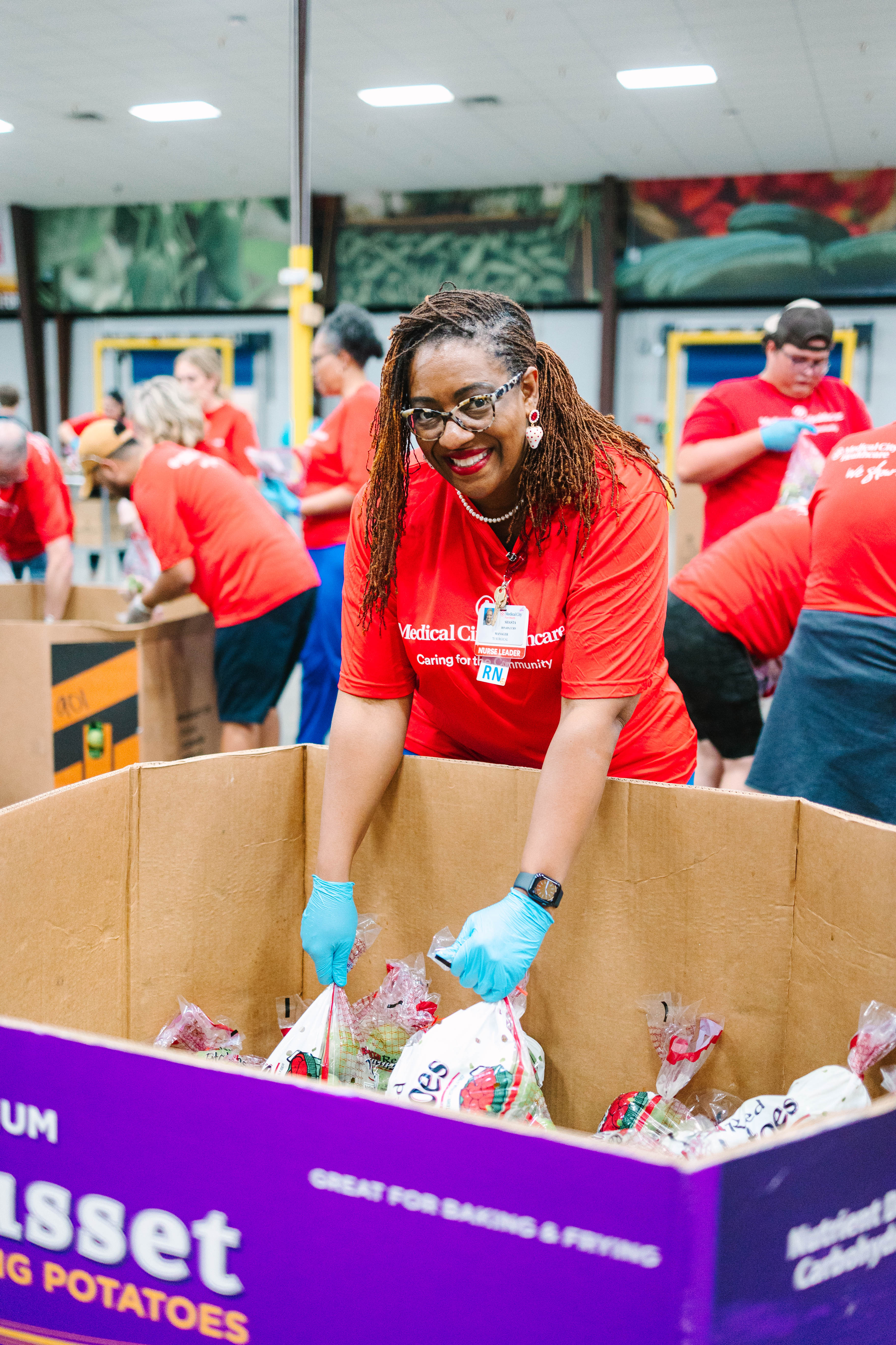  Medical City Fort Worth and Medical City Weatherford colleagues sort food at the Tarrant Area Food Bank.