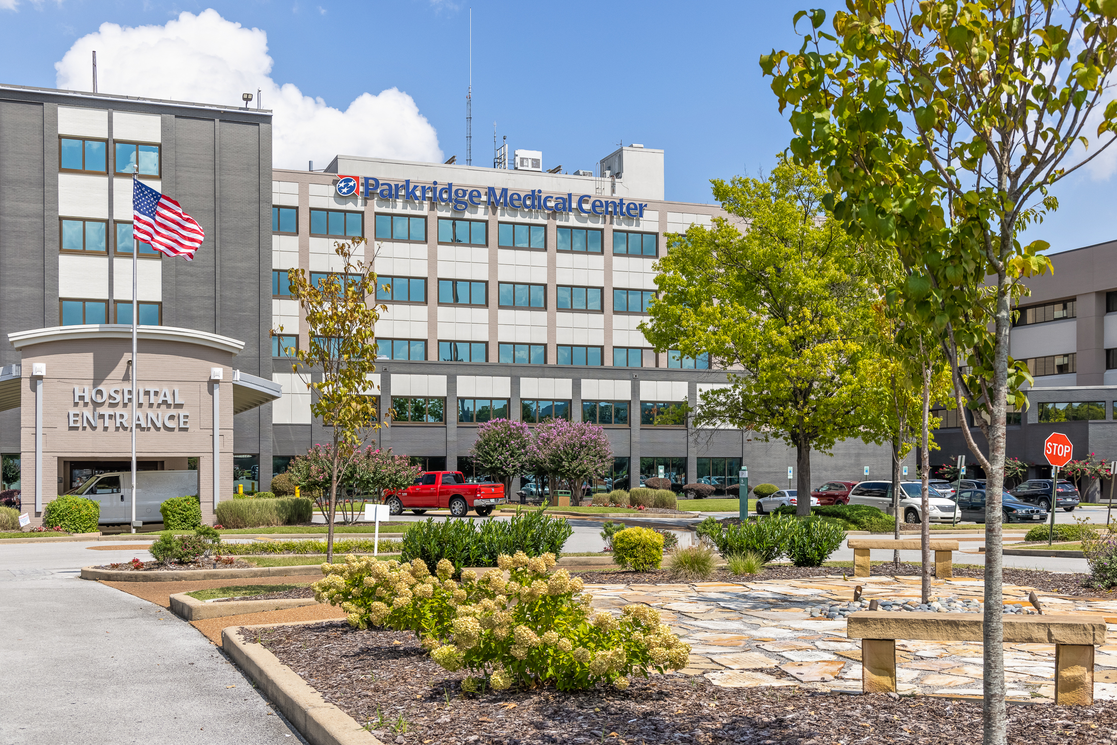 Photo of main entrance of Parkridge Medical Center.