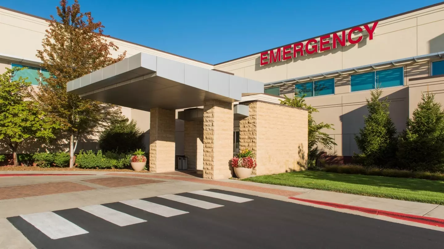 An exterior view of Lee's Summit Medical Center's emergency entrance.