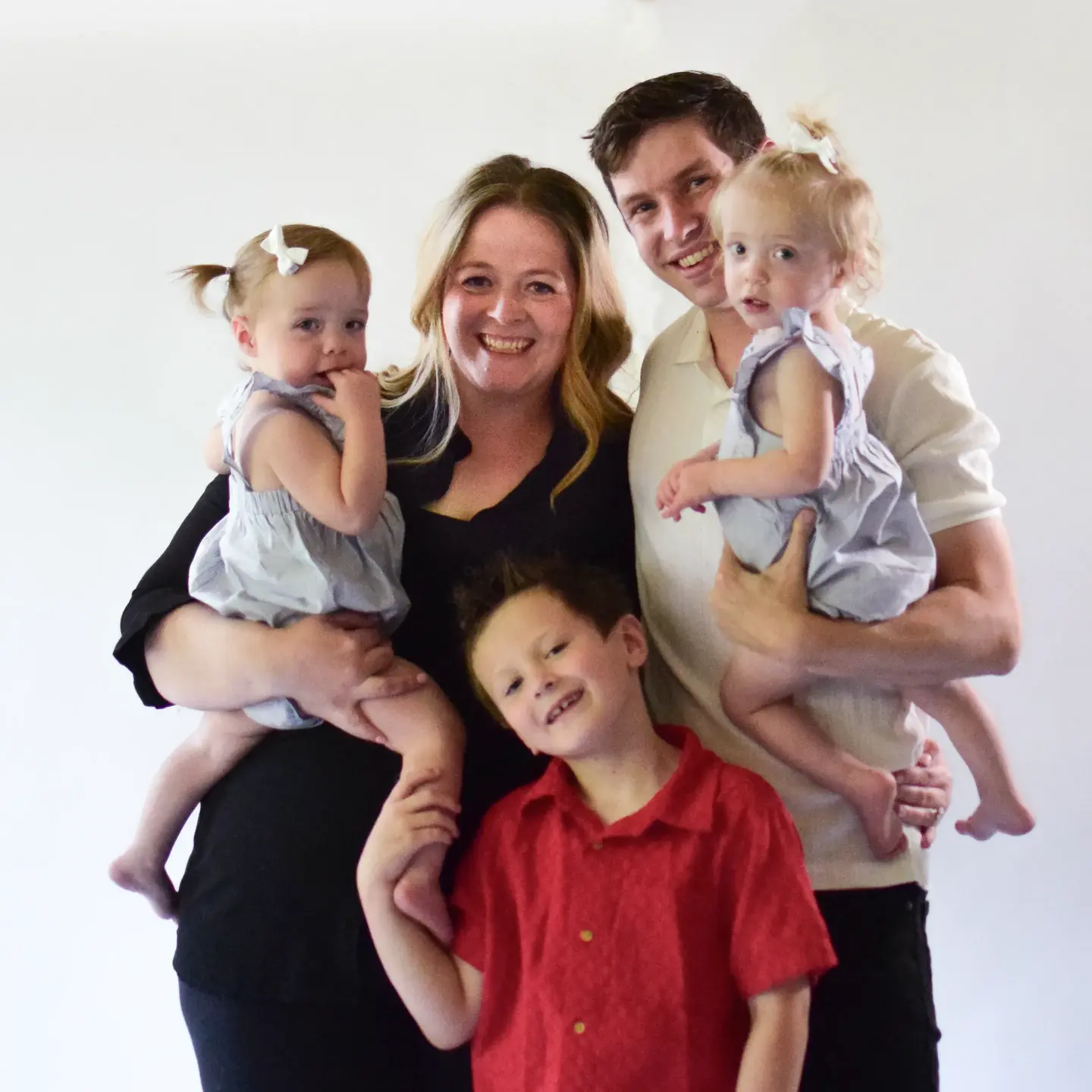 Nygaard family portrait. Allison, hustband, son, and twin girls.