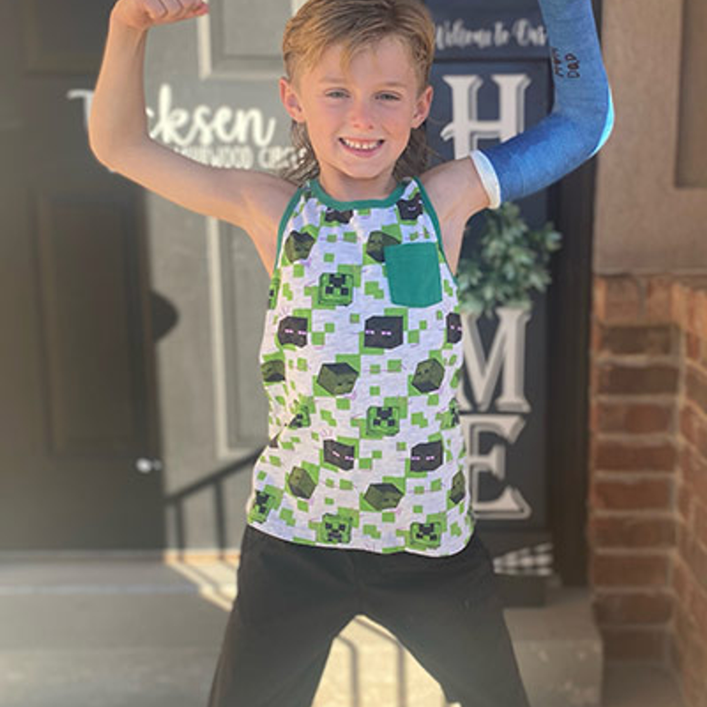 shaina tycksen son posing with broken arm