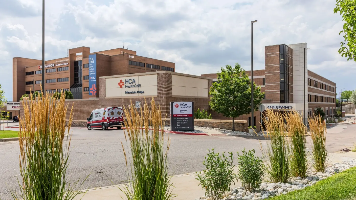 HCA HealthONE Mountain Ridge exterior daytime front angle photo