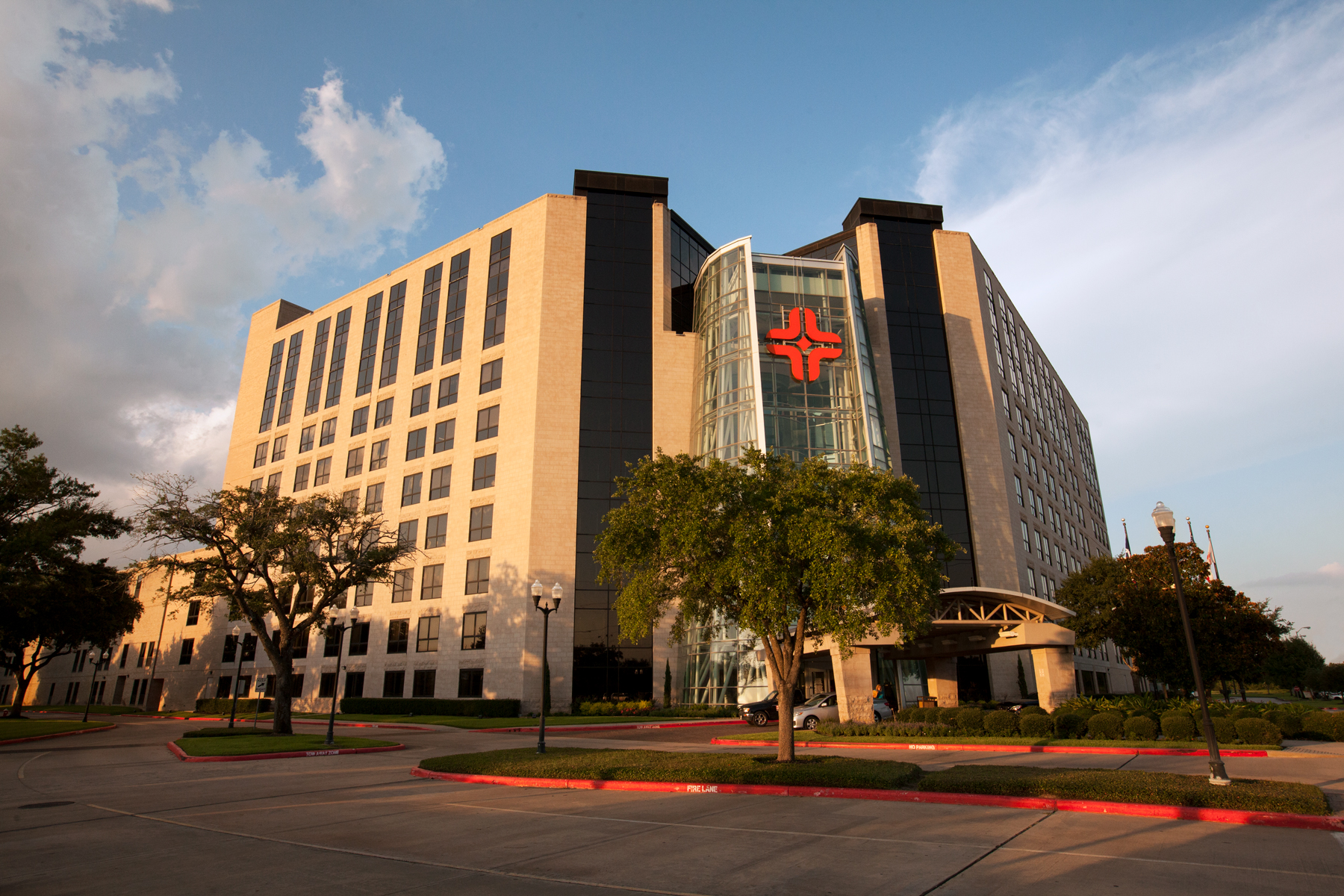 Exterior view of HCA Houston Healthcare Tomball during the day.