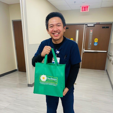 Dave Galimba poses with DAISY Award gift bag.