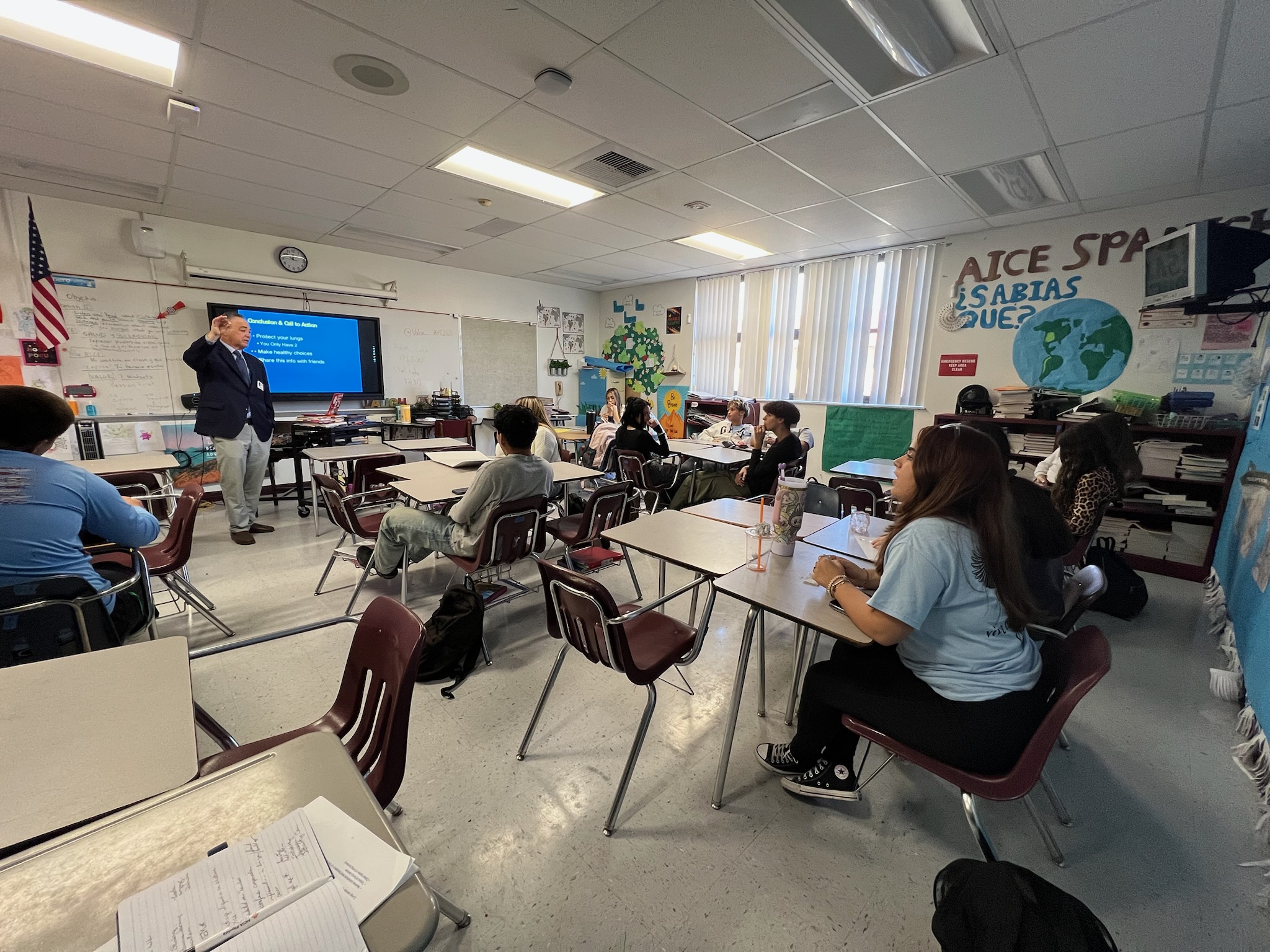 Thoracic surgeon speaks to students about vaping