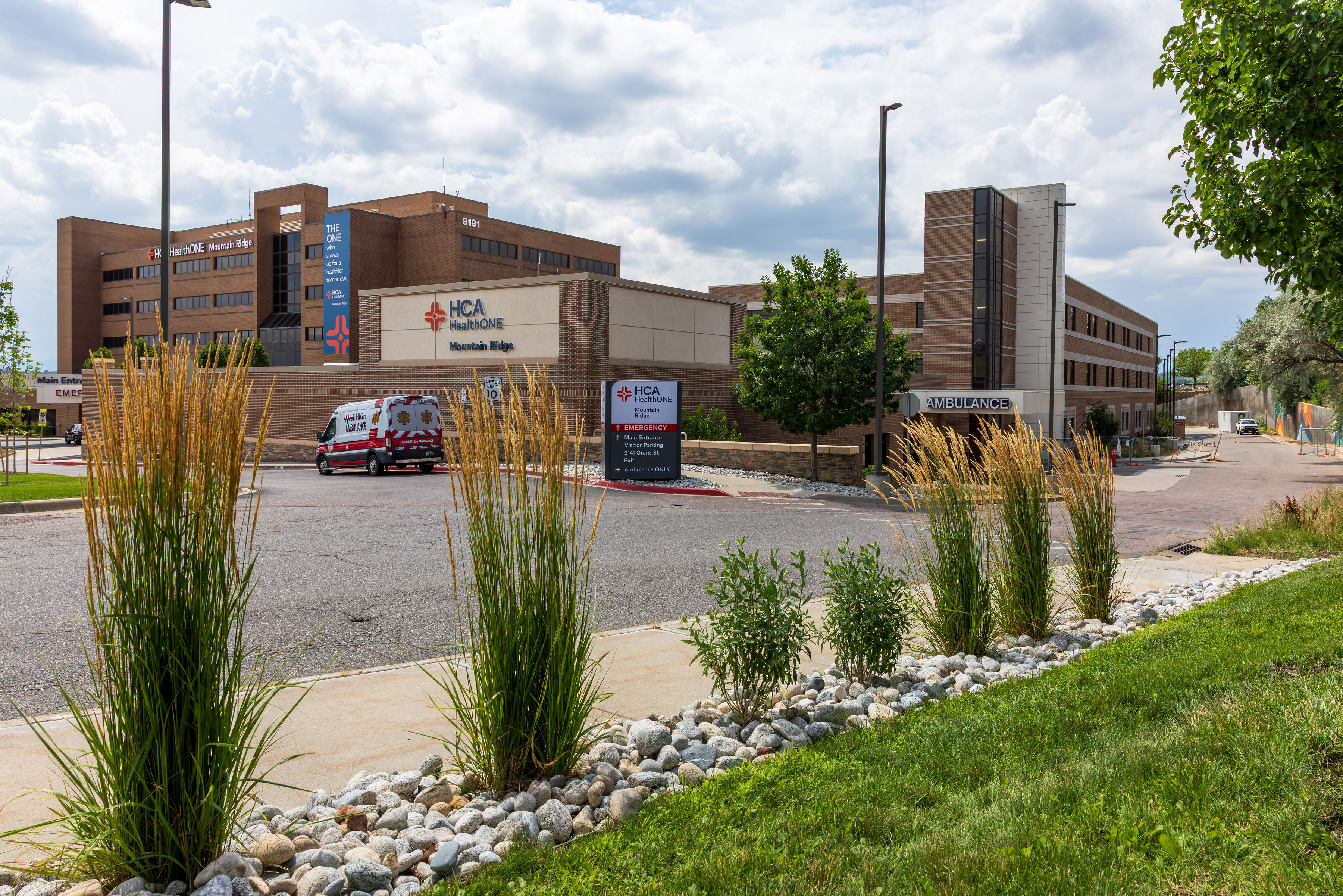 HCA HealthONE Mountain Ridge exterior photo from sidewalk