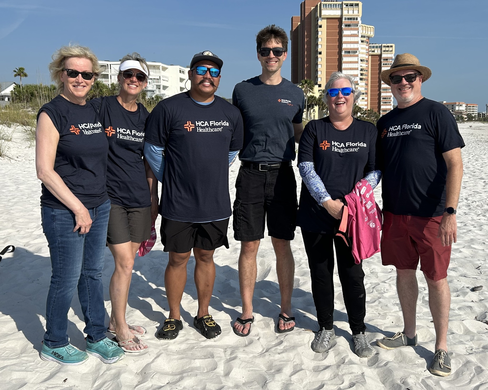 The 2024 St Petersburg posing together on the beach