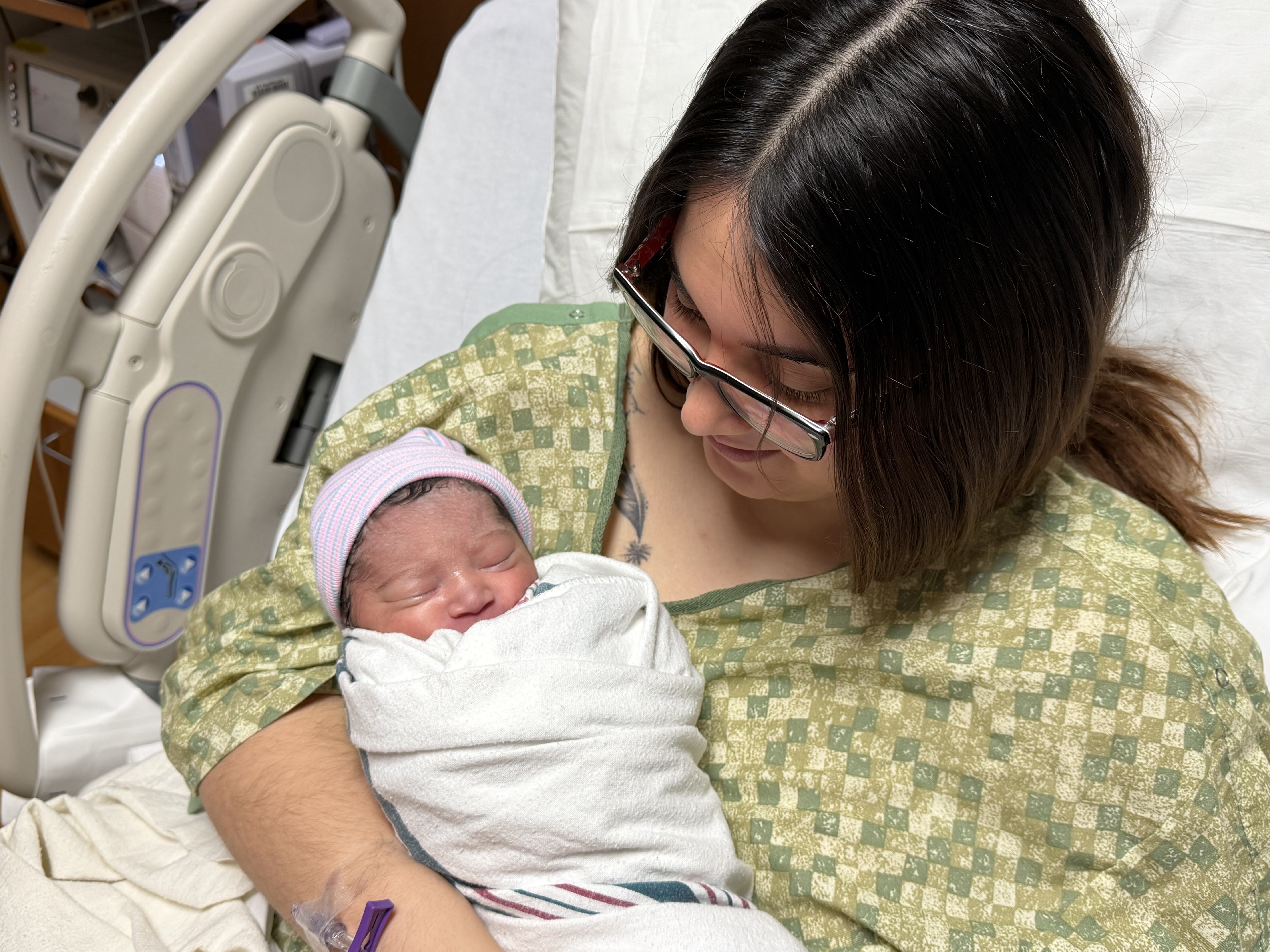 Amaya Esuijarosa in hospital bed holding newborn baby Snaya.