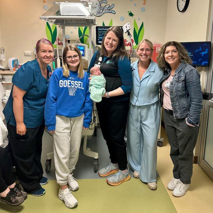 Allysah, Luna and care team in hospital.