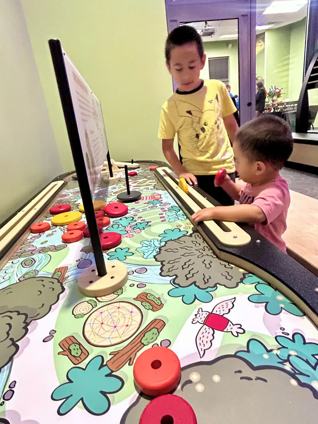 Two young boys are playing with part of the new AlegreMENTE