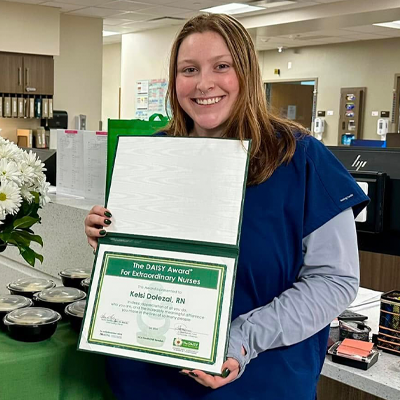 Kelsi Dolezal holding her DAISY award.