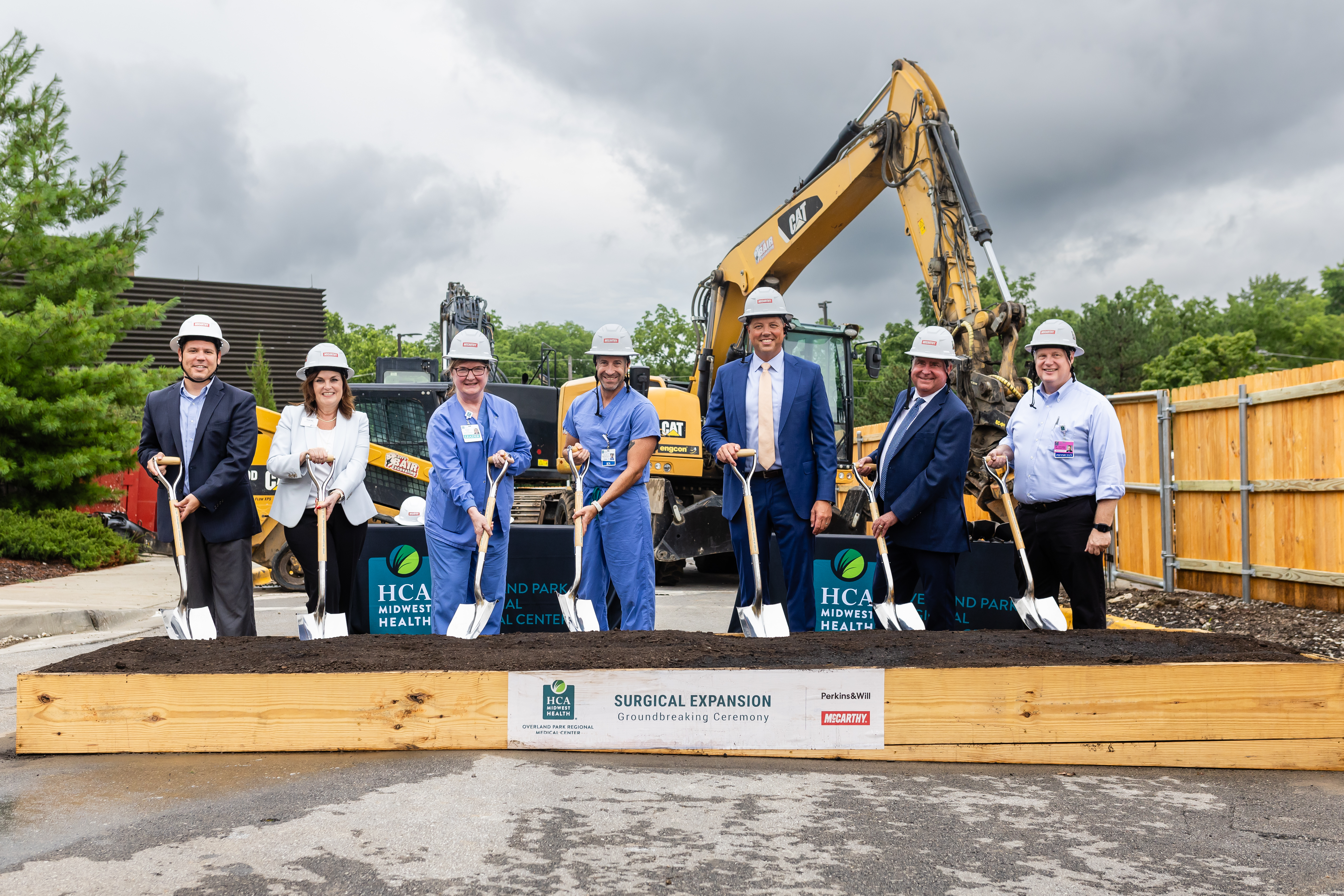 HCA Midwest physicians and executives with helmets and shovels at ceremonial ground breaking ceremony.